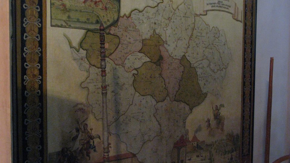 Mapa z expozice věnované zlatokorunské škole rámovaná podobiznami panovníků