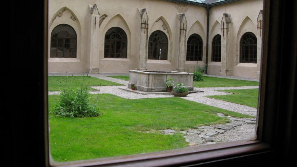 Pohled do tzv. Rajské zahrady kláštera
