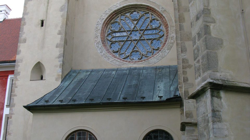 Kostel Nanebevzetí Panny Marie s rozetou patrně od Michala Parléře