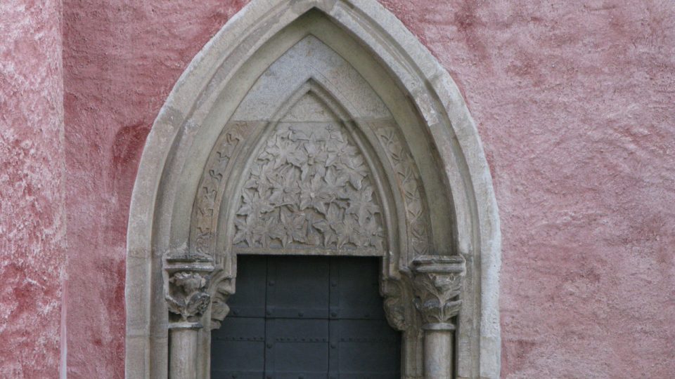 Dveře do kaple viděné ze zahrady