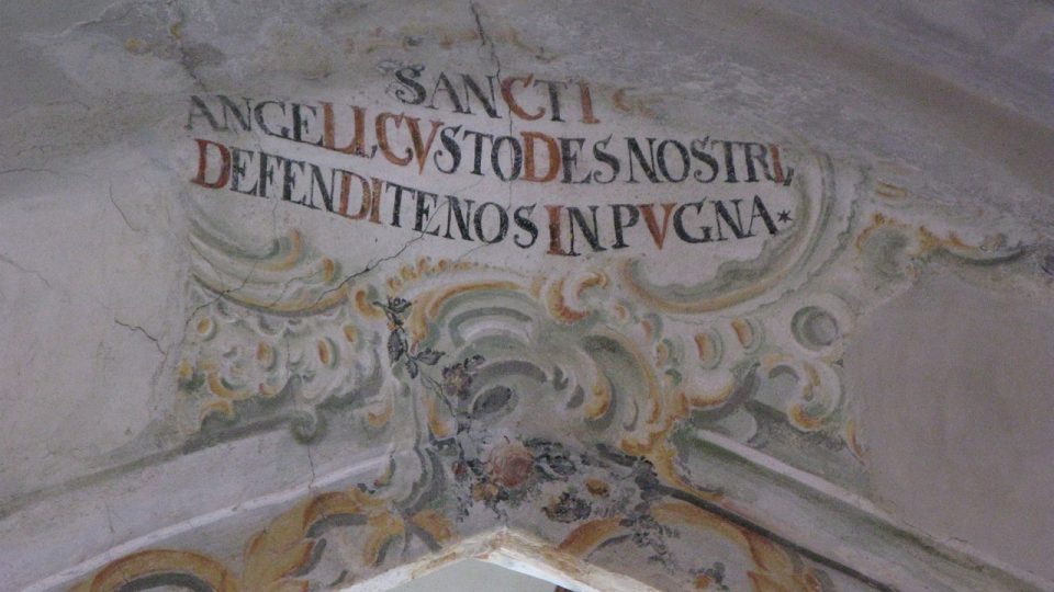 Nápis v oblouku nad oltářem ukrývající datum