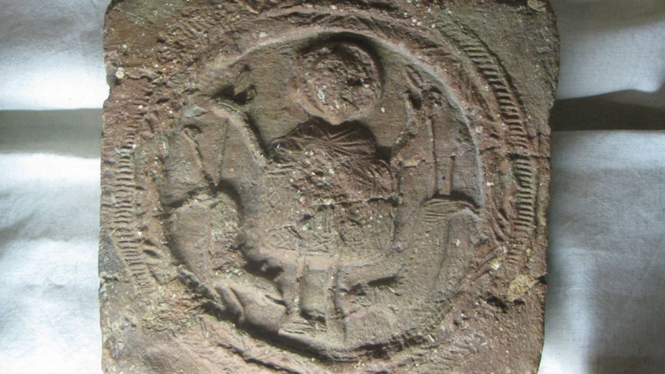 Asi nejznámější dlaždice představující Damiána v jámě lvové, kterou zástupci sdružení nabízí i v sádrovém odlitku