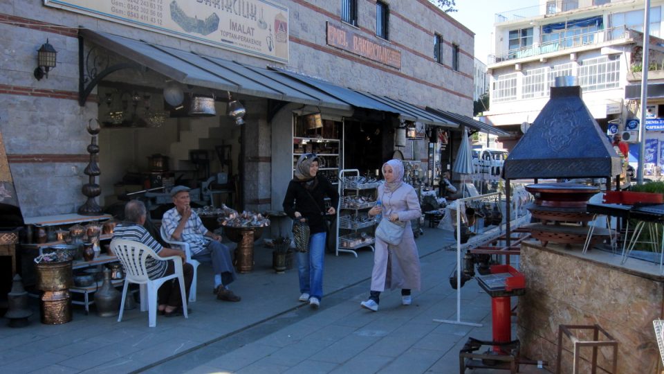 Malebné uličky v centru Antalye lemují přízemní dílny, které zároveň slouží jako obchůdky