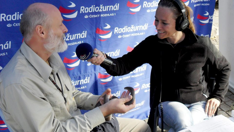 Moderátorka Lucie Výborná s hosty při vysílání ze stanu Radiožurnálu