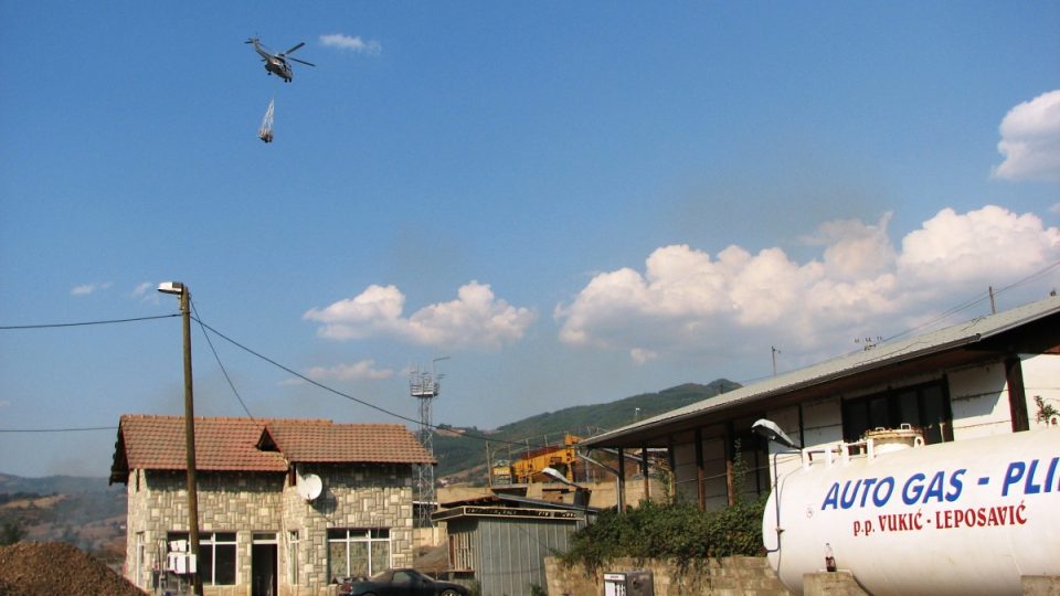 Helikoptéry létají schválně nízko, aby nás provokovaly, myslí si Srbové