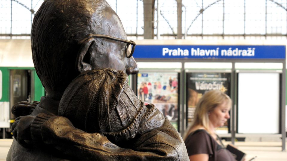 S cestujícími na prvním nástupišti hlavního nádraží v Praze čeká na vlak i sir Nicholas Winton s dětmi