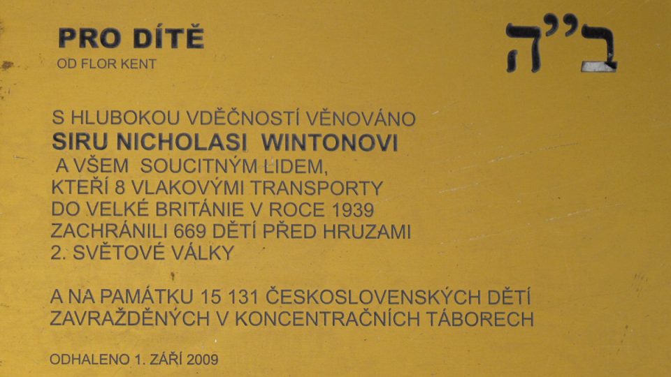 Pamětní deska na prvním nástupišti pražského hlavního nádraží připomíná hrdinský čin sira Nicholase Wintona