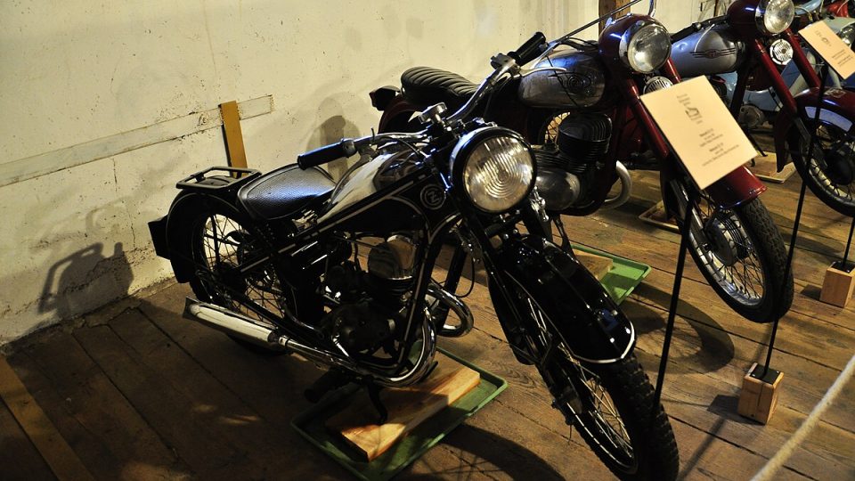 Expozice s motocykly poukazuje na motoristickou minulost starosty Jiřího Šťástky