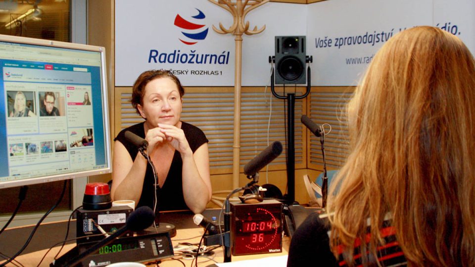 Bára Basiková s moderátorkou Lucií Výbornou před vysíláním Hosta Radiožurnálu