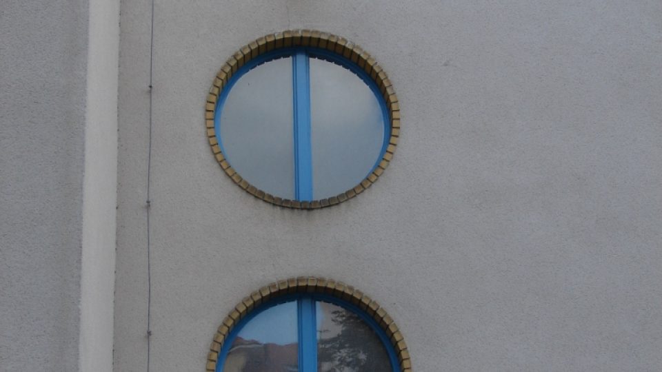 Divadlo Karla Pippicha v Chrudimi - kulatá okénka připomínají loď