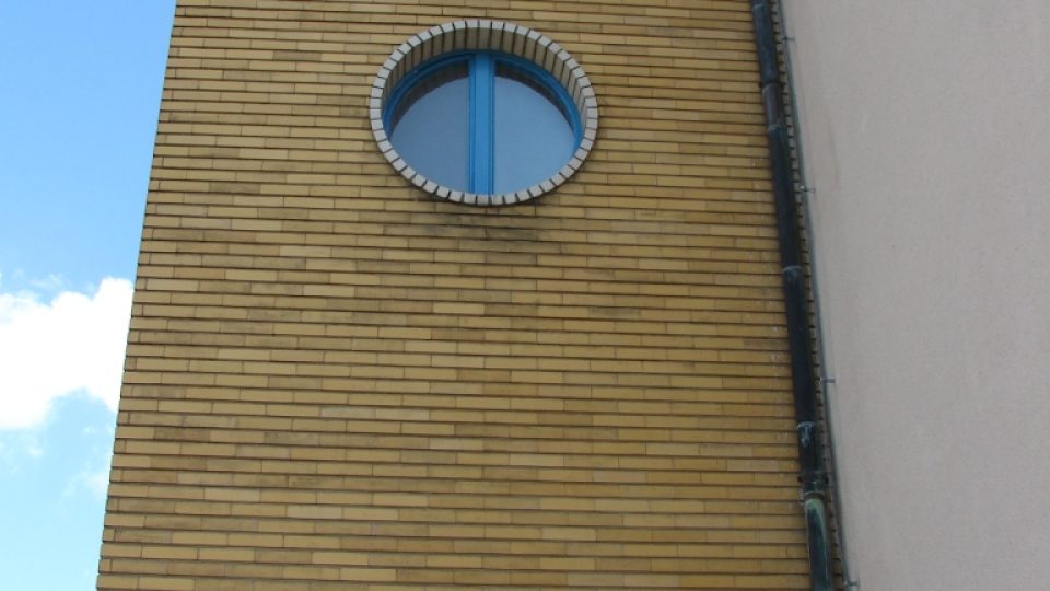 Divadlo Karla Pippicha v Chrudimi - kulatá okénka nezapřou inspiraci v námořnictví
