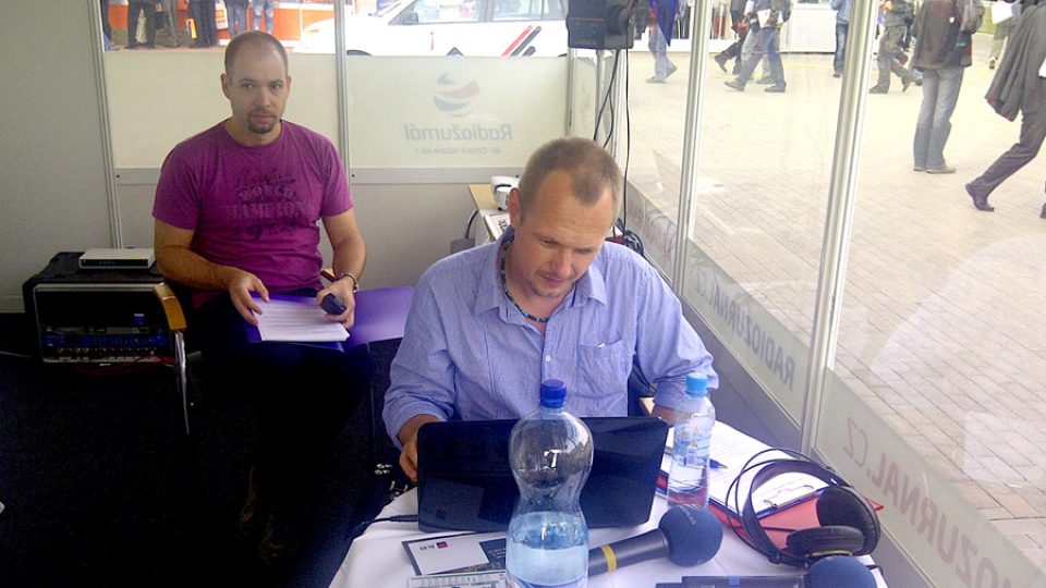 Dramaturg Martin Mašek a moderátor Petr Král se připravují na odpolední vysílání z BVV