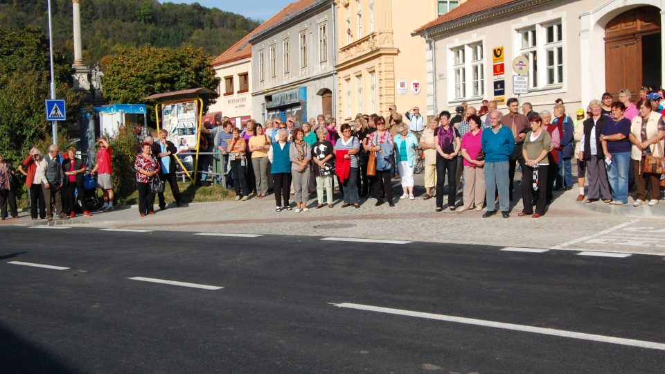 Slavnostní otevření silnice si místní nenechali ujít 