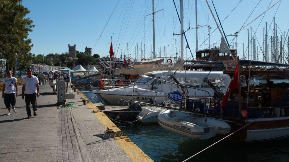 Turecký přístav Bodrum, v pozadí pevnost vybudovaná z materiálu ze zničeného mauzolea