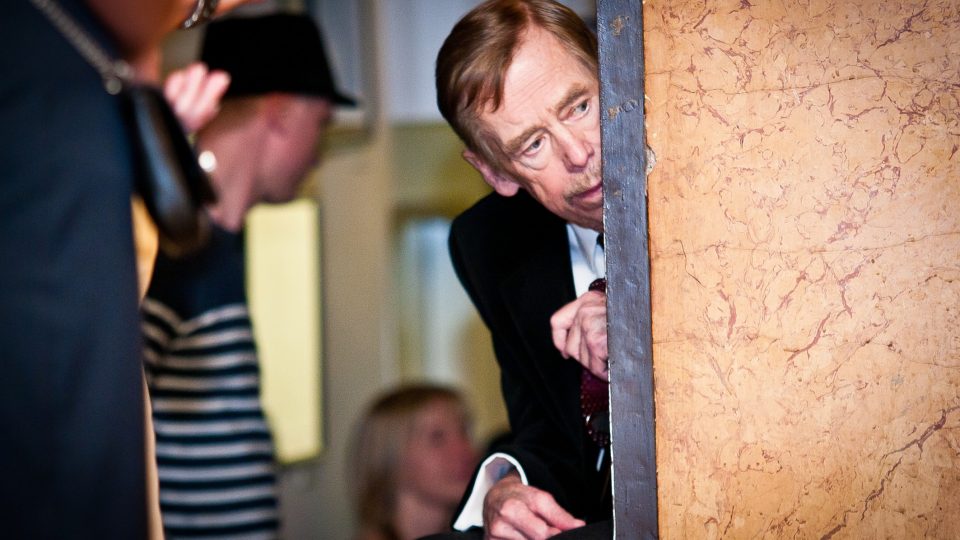 Czech Press Photo 2011 - Lidé, o nichž se mluví, 1. místo: Václav Havel nakukuje při premiéře svého filmu Odcházení