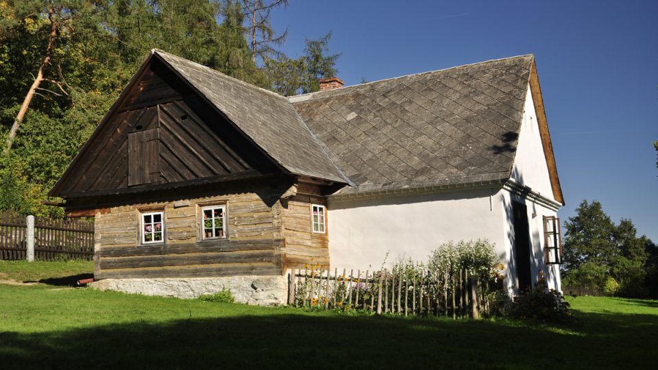 Oblast středního Povltaví je jedinečná v rámci středních Čech poměrně značným počtem zachovaných objektů lidového stavitelství z 18. až počátku 20. století