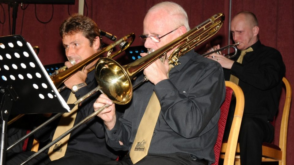 Trombonisti Josef Pospíšil (vlevo) a Svatopluk Košvanec. Koncert Karla Gotta a Big Bandu Českého rozhlasu
