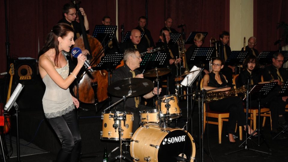 Dasha zpívá na koncertě Big Bandu Českého rozhlasu v Poděbradech.