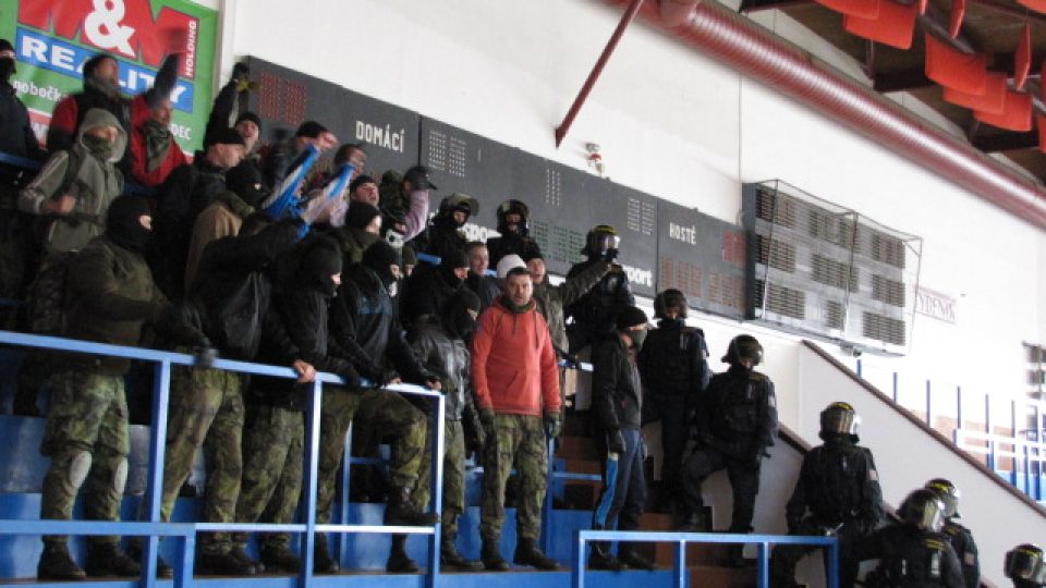 Policie trénuje zásah na jindřichohradeckém zimním stadionu