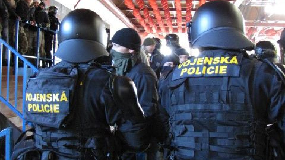 Policie trénuje zásah na jindřichohradeckém zimním stadionu