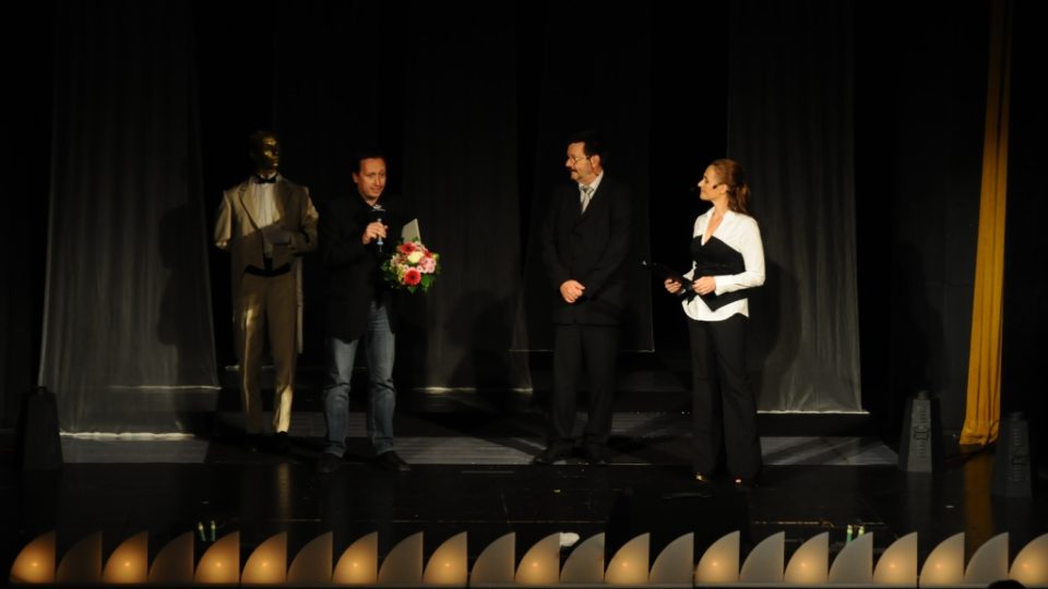 Předávání 1. ceny v kategorii Rozhlasová hra. Režisér Aleš Vrzák, Jan Vedral, předseda poroty. Slavnostní závěrečný večer festivalu Prix Bohemia Radio 2011.