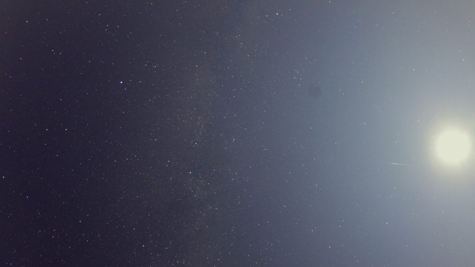 Dvě Drakonidy na jednom snímku, jedna poblíž Měsíce, jedna kratší a slabší poblíž radiantu u hlavy Draka.