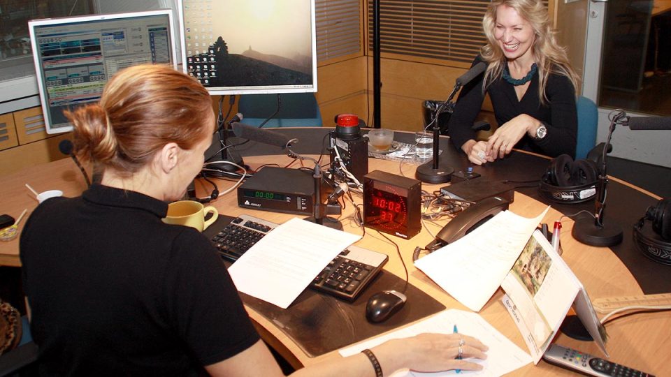 Lenka Klicperová s moderátorkou Lucií Výbornou před vysíláním Hosta Radiožurnálu