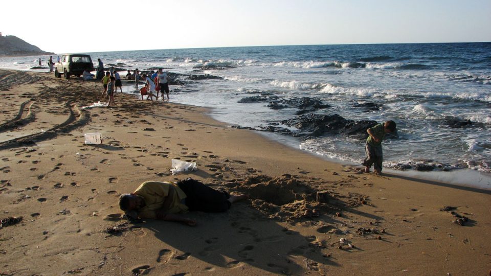 Pláž v Misurátě zůstává téměř liduprázdná