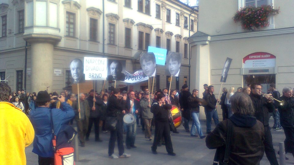 Demonstranti za Janáčkovo divadlo na konci Kobližné ulice v Brně