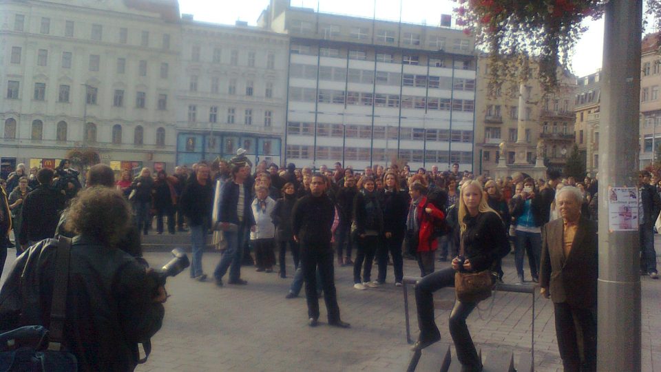 Demonstranti za Janáčkovo divadlo na náměstí Svobody v Brno