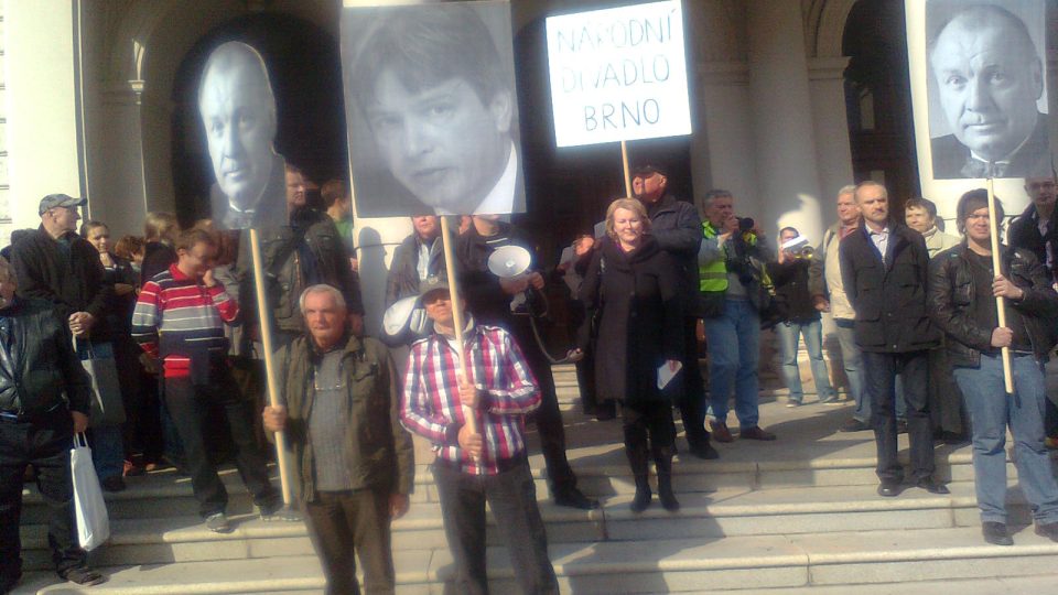 Demonstranti s transparenty s primátorem Brna Romanem Onderkou a ředitelem ND Brno Danielem Dvořákem