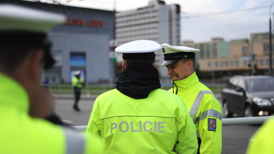 Policisté sledují svého kolegu při akci