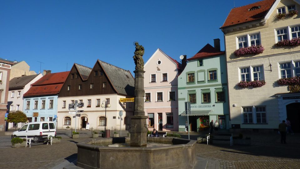 České Kamenice - náměstí s kašnou
