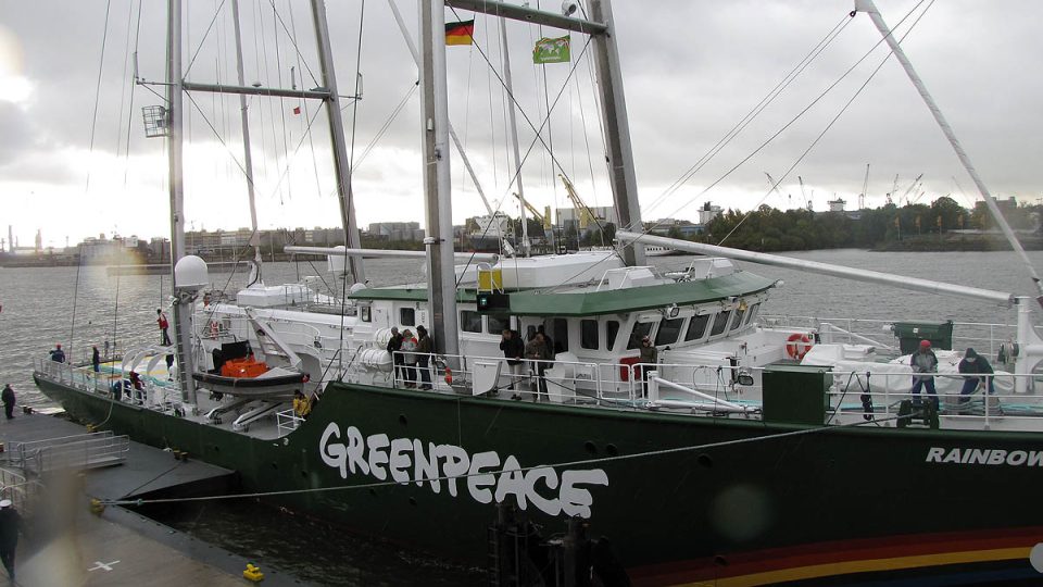 Nová loď podle Greenpeace pomůže lépe upozorňovat na přestupky vlád i soukromých společností