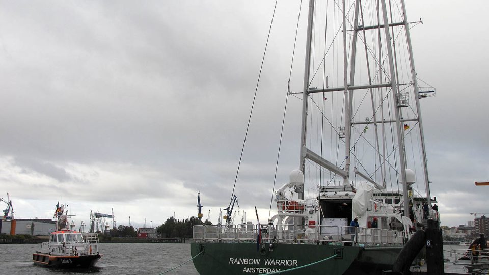 Loď Rainbow Warrior III v současné době kotví v Hamburku
