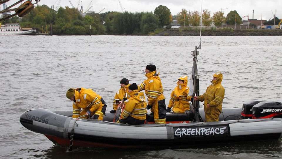 Dobrovolníci z Greenpeace chtějí poukázat na nesmyslnou devastaci vodních zdrojů