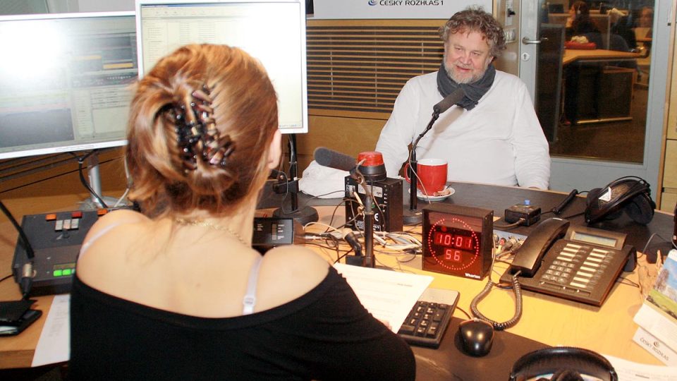 Moderátorka Lucie Výborná s Antonínem Kratochvílem před vysíláním Hosta Radiožurnálu