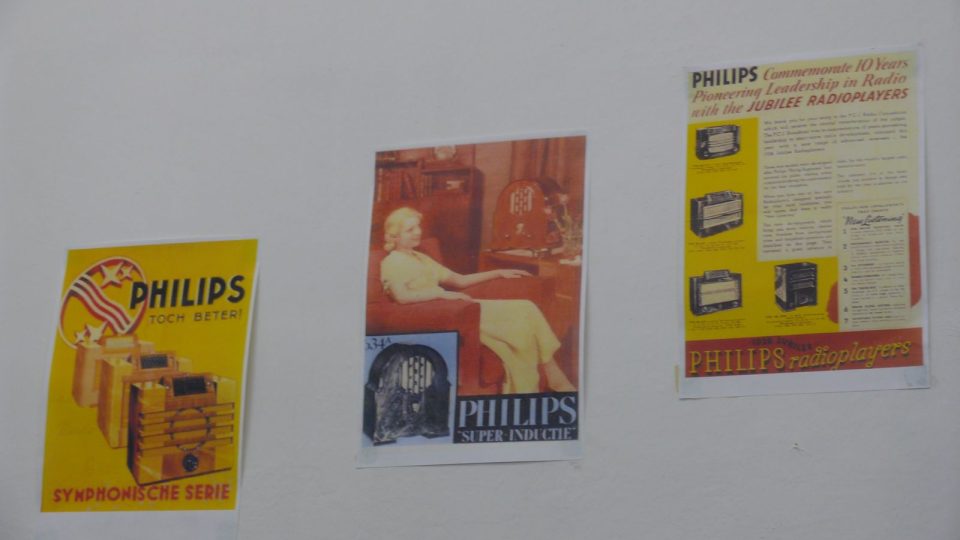 Reklamní plakáty spojené s radiopřijímači