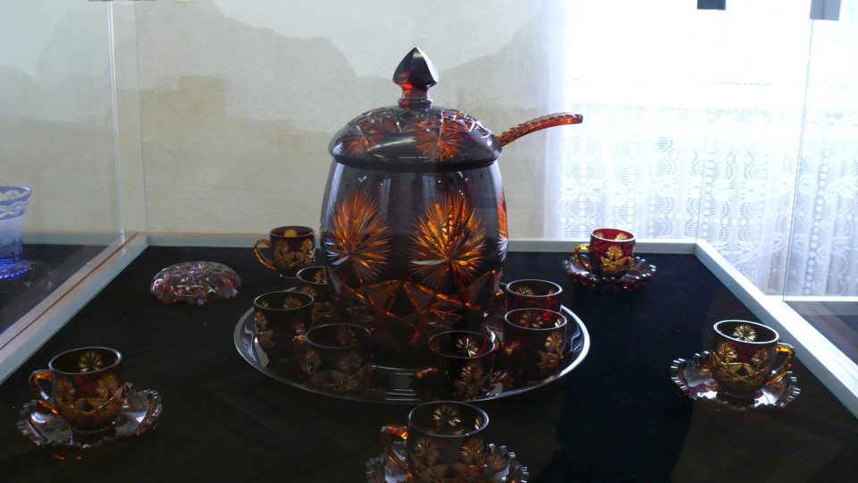 Lenorští skláři se mohou pochlubit servisem na bowli, který vyráběli jako svatební dar pro královnu Alžbětu