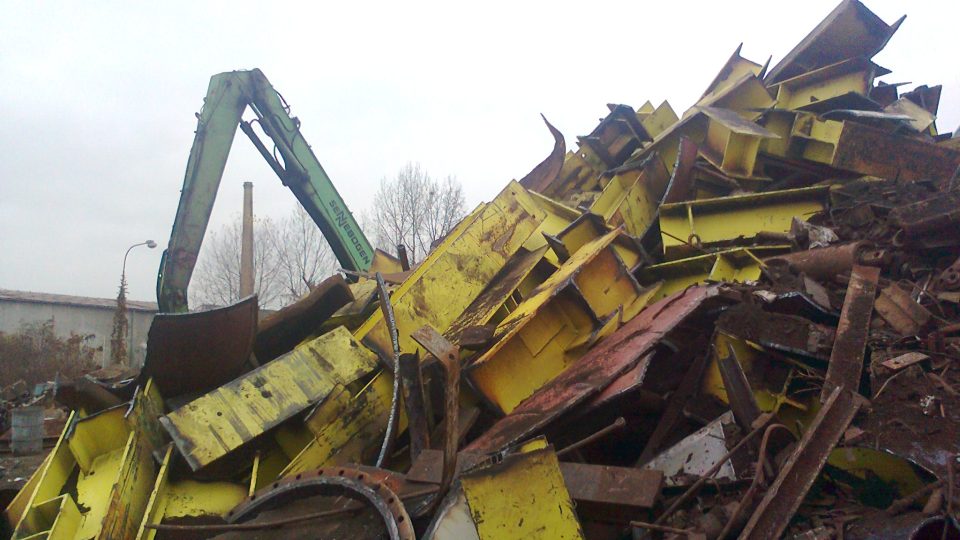 Sběrné suroviny - hromada šrotu rozřezaná na kusy a připravená k odvozu do slévárny | foto: Gabriela Hauptvogelová Sběrné suroviny - hromada šrotu rozřezaná na kusy a připravená k odvozu do slévárny