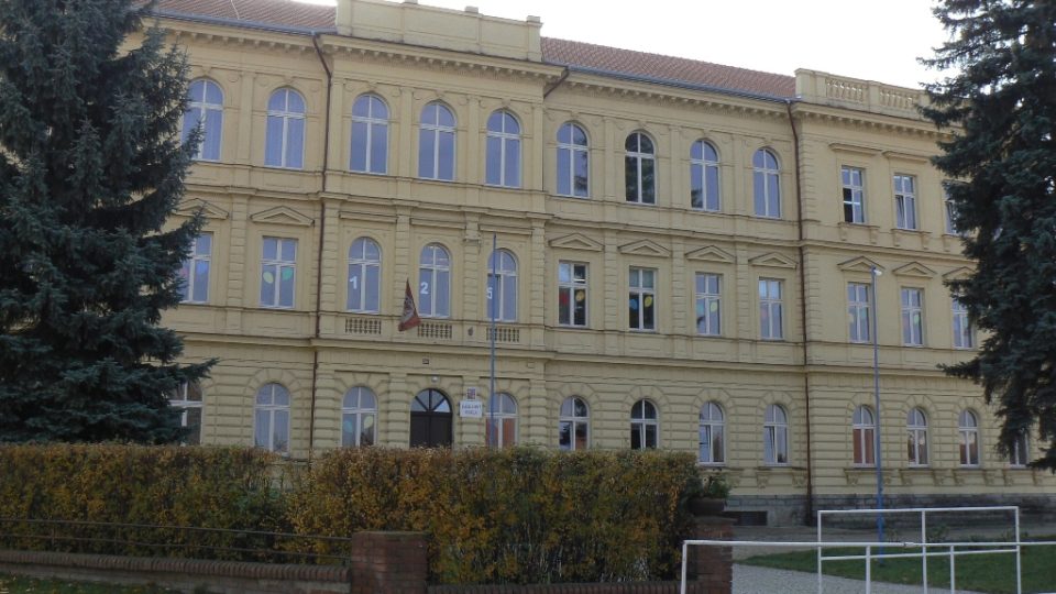 Základní škola Velvary (boční pohled)