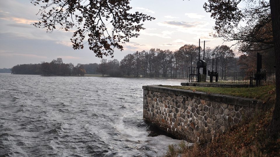 Plocha rybníka Rožmberk činí 500 hektarů