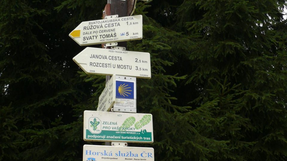 Rozcestník pro turisty a cyklisty na české straně
