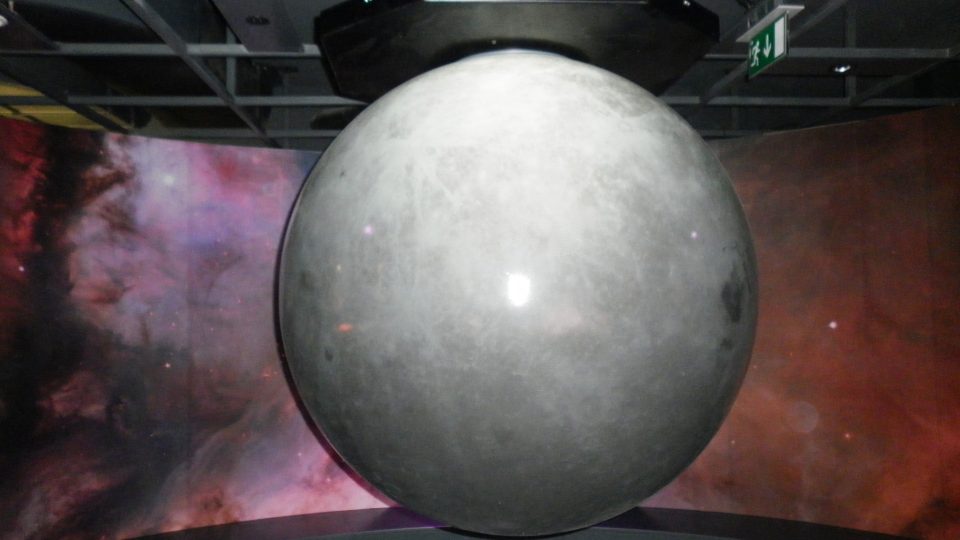 Obraz měsíce na projekční kouli v Přírodovědném exploratoriu