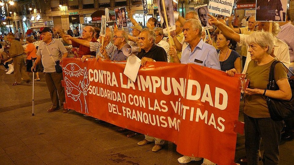 Demonstranti na hlavním madridském náměstí Sol protestují proti beztrestnosti režimu španělského diktátora Franca