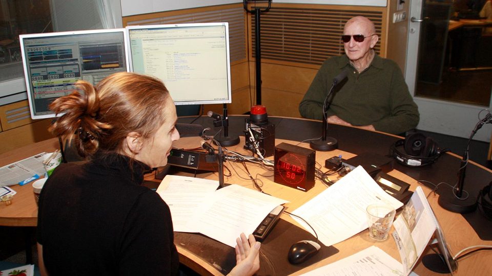 Generál Tomáš Sedláček s moderátorkou Lucií Výbornou před vysíláním Hosta Radiožurnálu