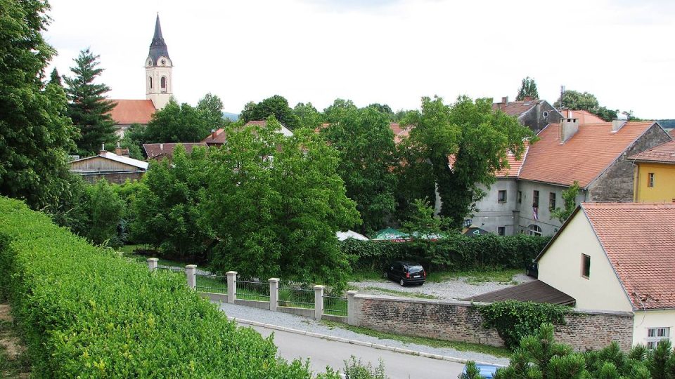 Město Pakrac leží v údolí řeky Pakry