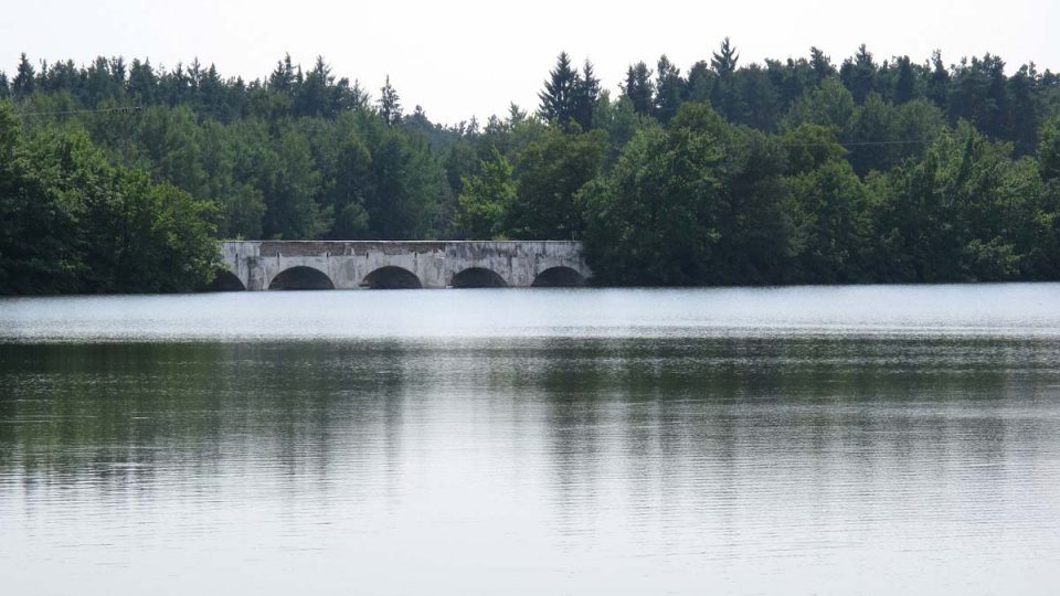 Kamenný most u Nové Hlíny vede přes rybník Vítek