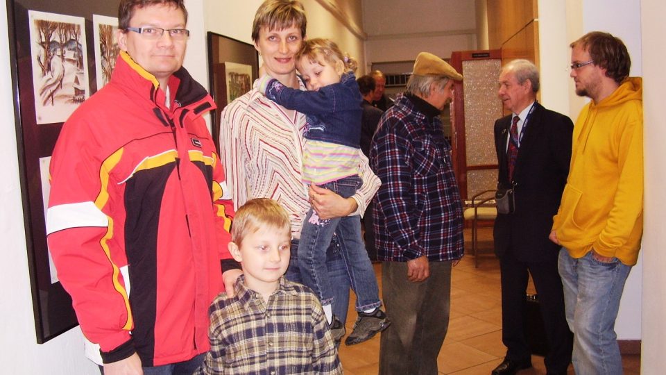 Tomáš Strnadel s rodiči, vzadu (uprostřed) autor soutěže Vladimír Vystavěl