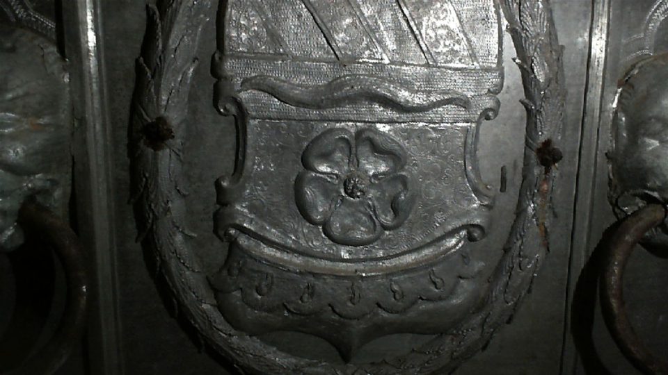 Fotografie z průzkumné sondy a řezu Rožmberskou hrobkou v klášteře ve Vyšším Brodě